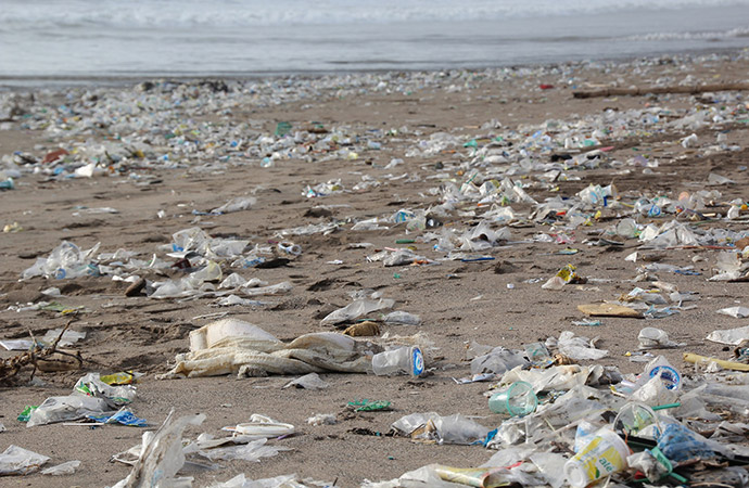 « Fermons le robinet avant de chercher à éponger l’inondation de plastiques »