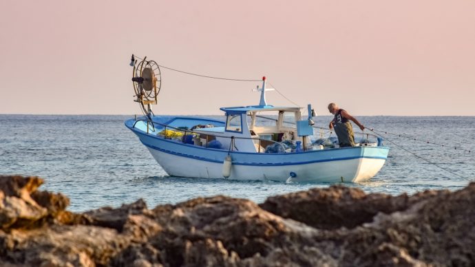 Réduire l’impact environnemental et valoriser les pêcheurs : la combinaison gagnante pour une pêche durable ?