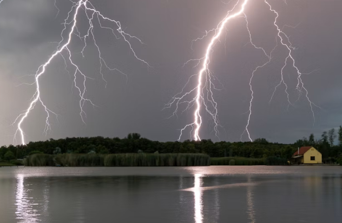 Storms and lakes: when algae turn back